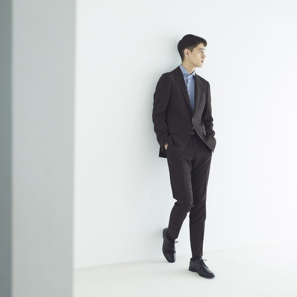 ダークブラウンスーツ