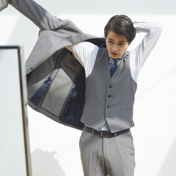 ホワイトワイシャツのコーディネート