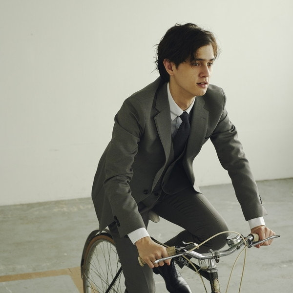 グレースーツの選び方。ワイシャツネクタイのコーディネートは？