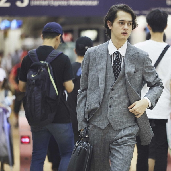 グレースーツの選び方。ワイシャツネクタイのコーディネートは？