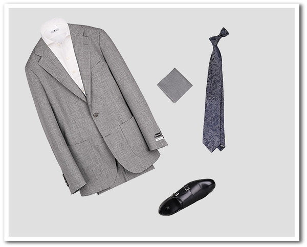 ライトグレーのソリッドスーツにペイズリーネクタイとブラックシューズ