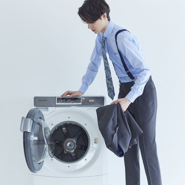 グレーのソリッドスーツにブルーシャツとペイズリーネクタイ