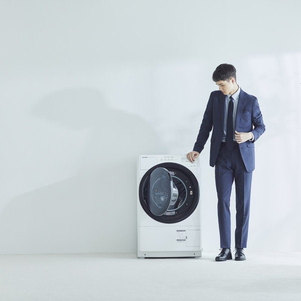 ブルーのソリッドスーツにサックス系シャツとネイビーネクタイ