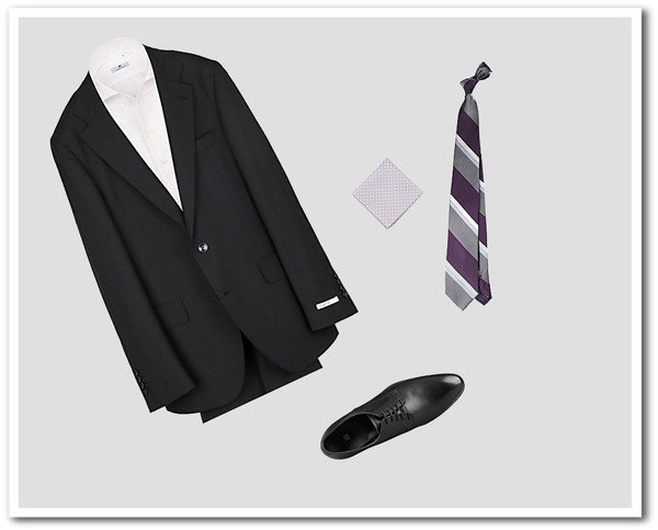 ブラックのソリッドスーツにストライプネクタイとブラックシューズ