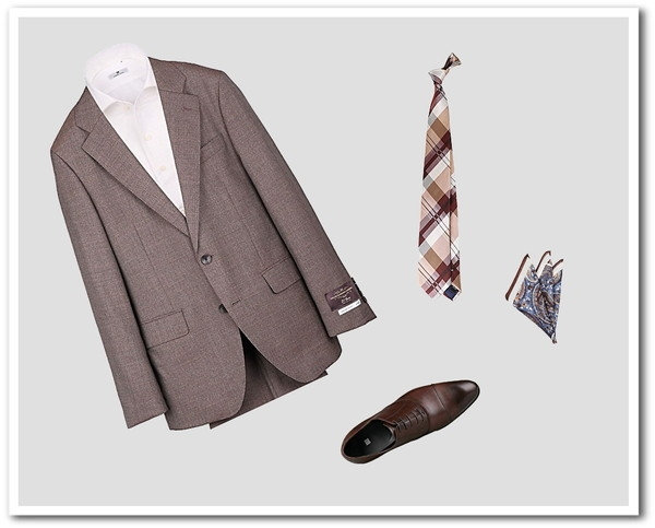 全体のブラウンのカラートーンを合わせたポケットチーフコーディネート。