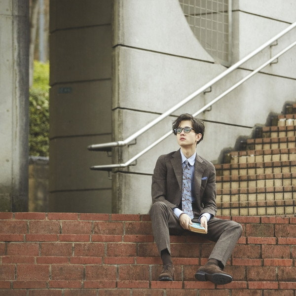 ブラウンスーツにブルーのポケットチーフのTVフォールドスタイル