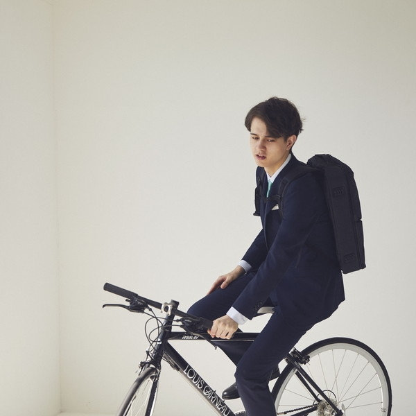 ネイビースーツにホワイトのポケットチーフのTVフォールドスタイル