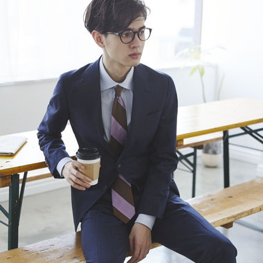 ストライプネクタイのワイシャツスーツコーデ
