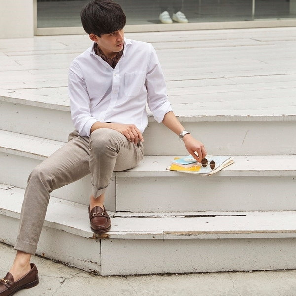 ホワイトのシャツにベージュのパンツ