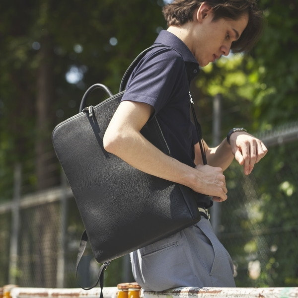 サックスのパンツにネイビーのポロシャツ