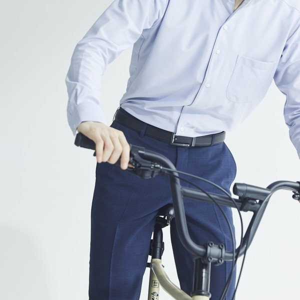 サックスのシャツにネイビーパンツスタイル