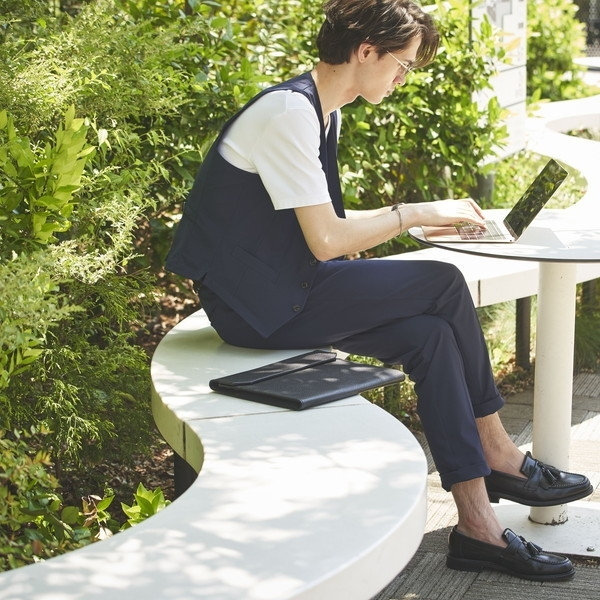 ネイビーのジレとパンツスタイル トップスのインナーはホワイトのニット