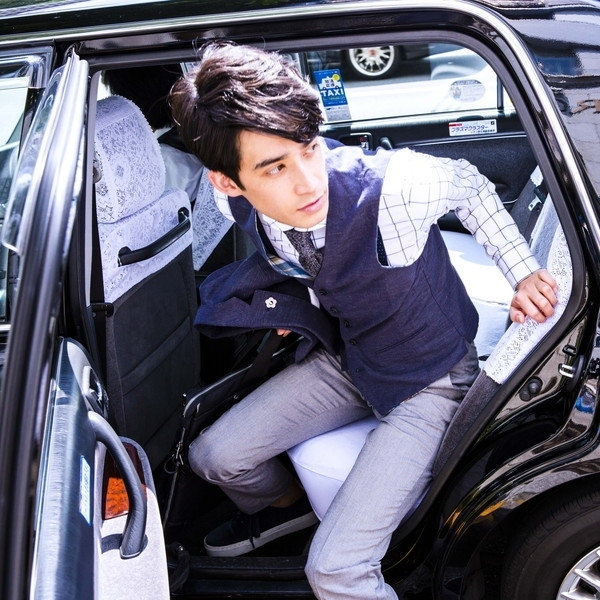 ネイビーのジレにサックスのパンツをコーディネート