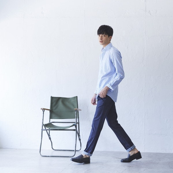 サックスのストライプシャツにネイビーパンツをコーディネート