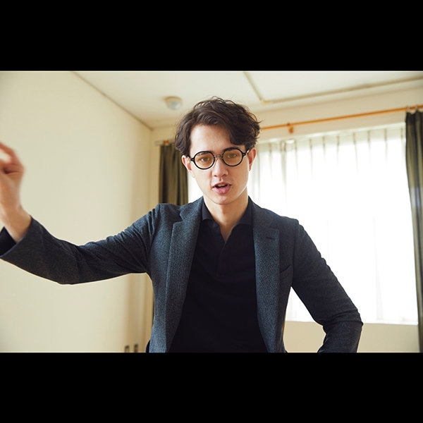 ブラックスーツ+ブラックカラーワイシャツ+ネクタイのコーディネート