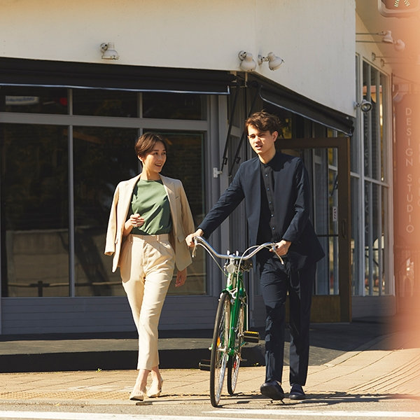 スーツ+ブラックカラーシャツのコーディネート