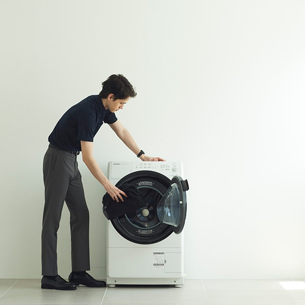 パンツ+ブラックカラーシャツのコーディネート