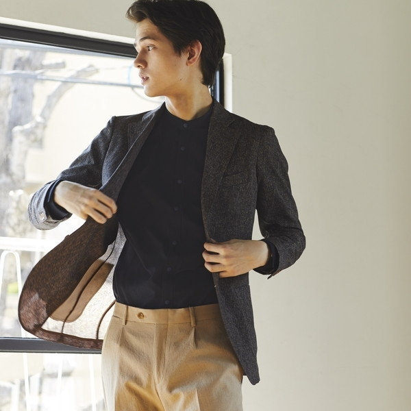 ブラウンパンツ+ブラックカラーシャツのコーディネート