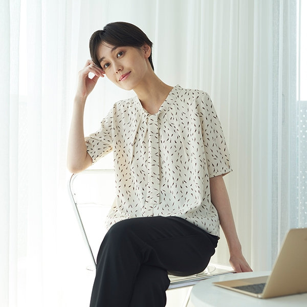 レディース半袖柄物衿リボンシャツ・トップス