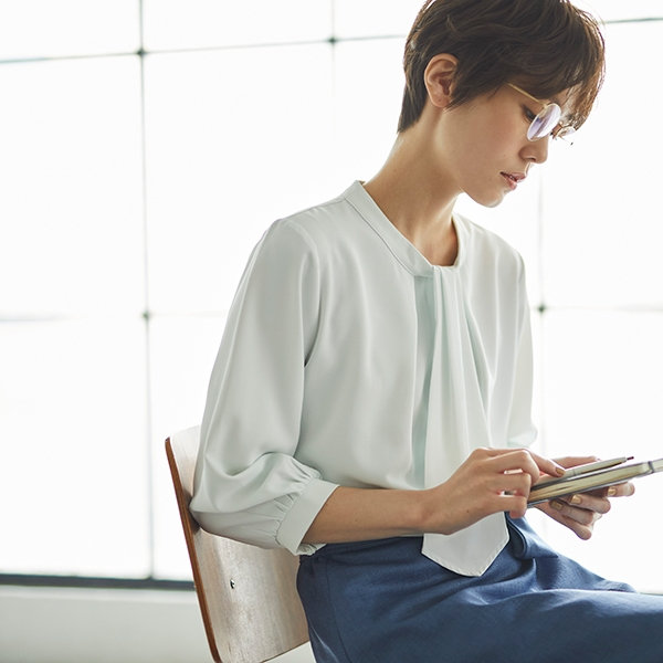 レディースペールグリーンタイ風シャツ・トップス