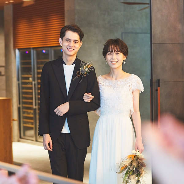 結婚式に着ていくべきスーツをケース別にご紹介します！