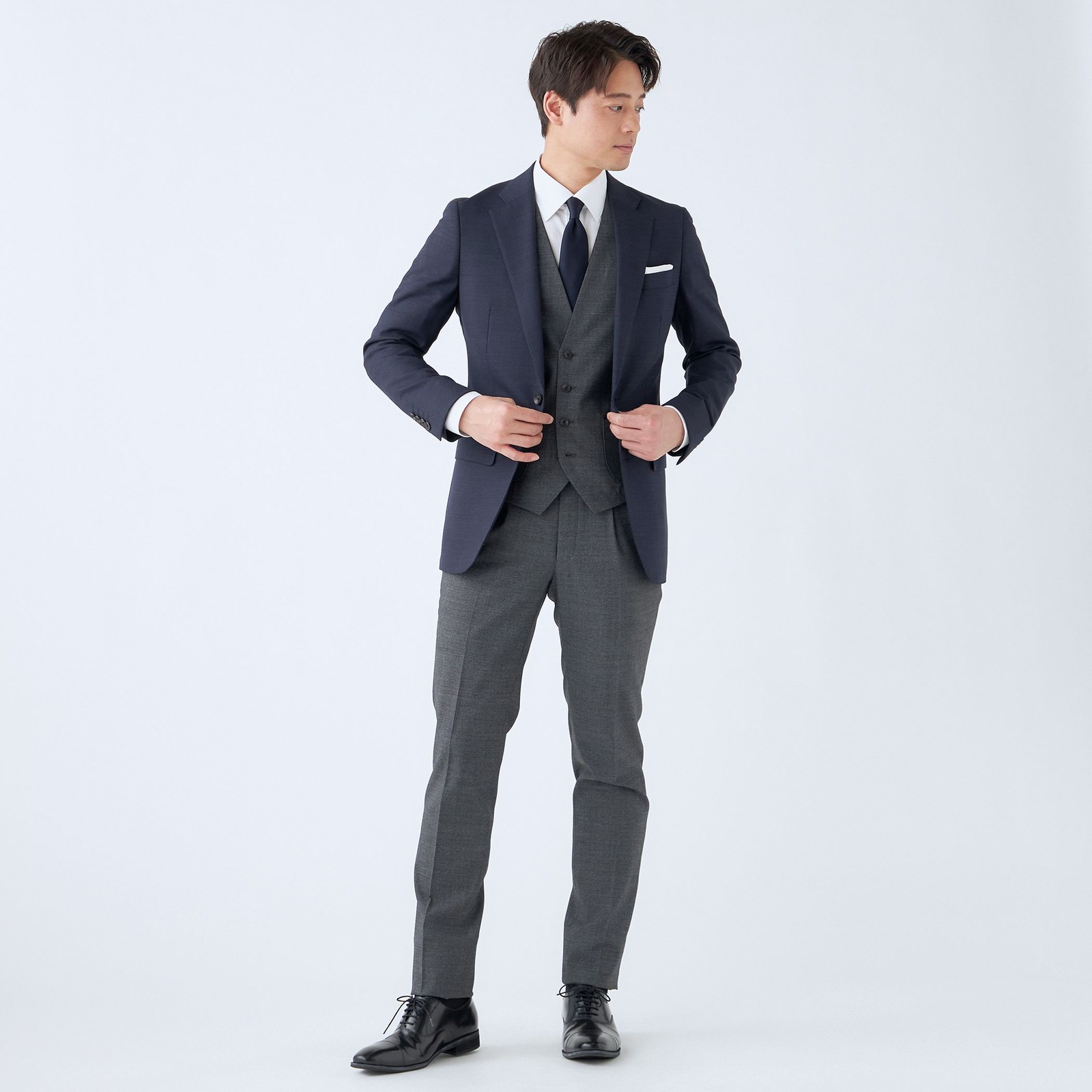 【CLASSICO TAPERED】【年間】【結婚式対応可】2釦シングルフォーピーススーツ 1タック/ネイビー＋コーディネートパンツグレー/両面ジレ/ウエストムーブ/4S SUSTAINABILITY&ECOLOGY FABRIC/※裾上げ必要