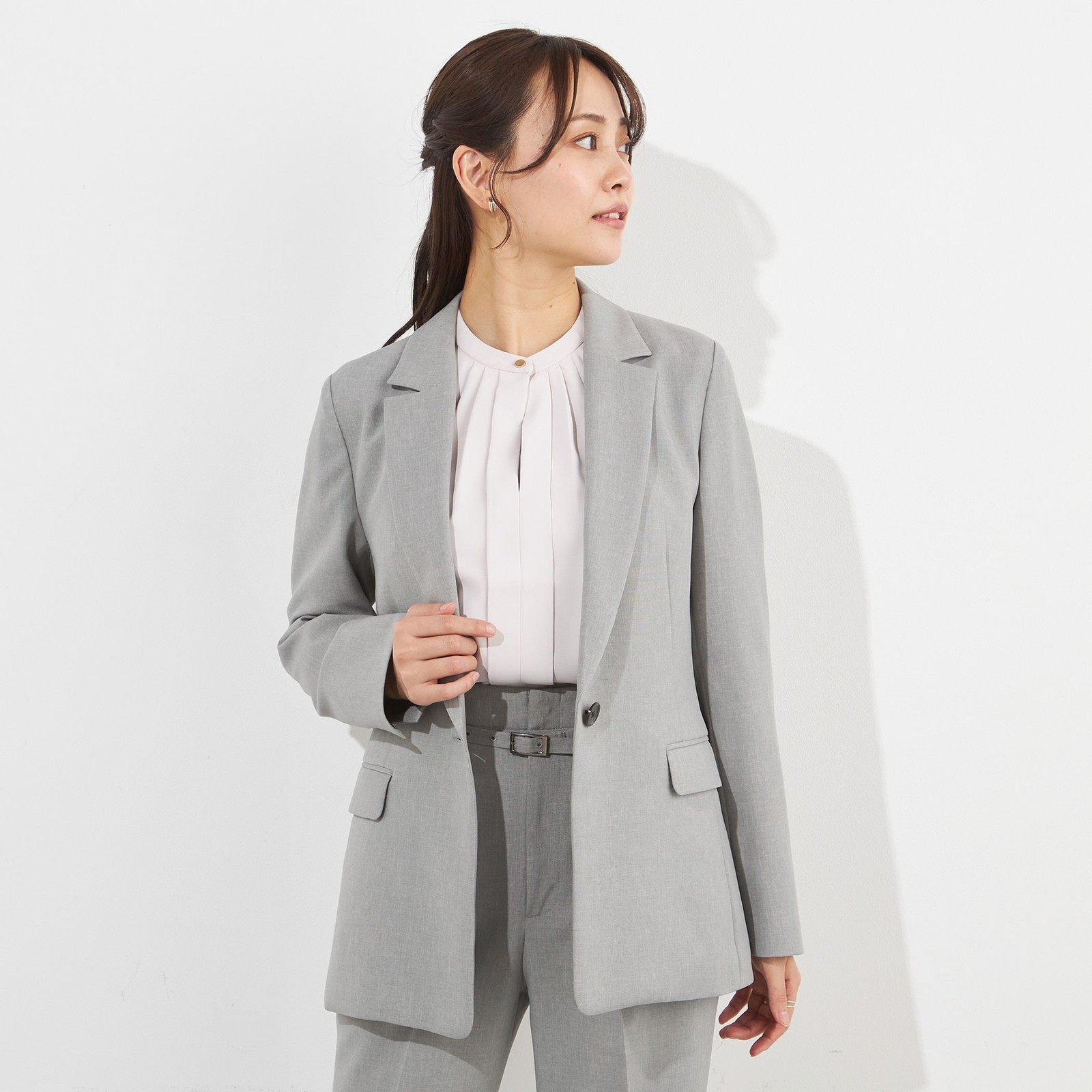 【SILVER LINE】【年間】1釦シングルパンツスーツ/ライトグレー/ウォッシャブル/Naturemier/4S SUSTAINABILITY&ECOLOGY FABRIC/※パンツ裾上げ済仕様