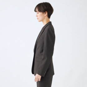 スーツセレクト　ノーカラー　テーパードパンツ　パンツスーツ　ブラウン スーツ｜商品一覧｜パンツスーツ｜SUIT SELECT | スーツセレクト