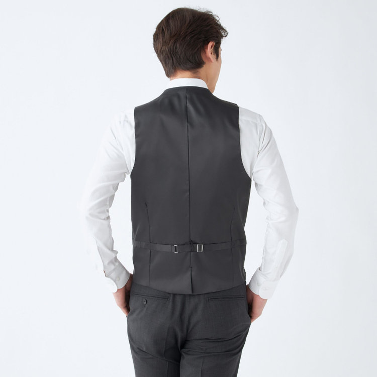 ブラックライン 【発送在庫あり】【SLIM TAPERED_2】【年間】2釦シングルスリーピーススーツ 0タック/グレー/ウエストシャーリング/4S SUSTAINABILITY&ECOLOGY FABRIC/※パンツ裾上げ済仕様 グレー中間