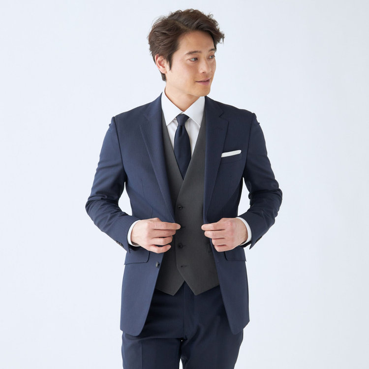 ブラックライン 【SLIM TAPERED_2】【年間】2釦シングルスリーピーススーツ 0タック/ネイビー×シャドーストライプ/ウエストシャーリング/4S SUSTAINABILITY&ECOLOGY FABRIC/リバーシブルベスト仕様（グレー）/※パンツ裾上げ済仕様 紺中間