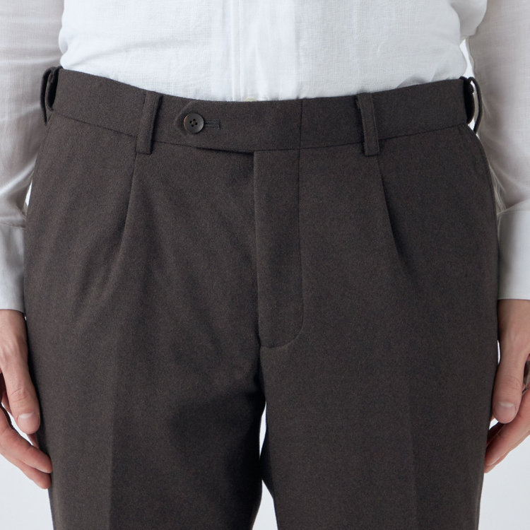 シルバーライン 【CLASSICO TAPERED】【秋冬】1タックテーパードパンツ/ブラウン/ウエストムーブ仕様/4S SUSTAINABILITY&ECOLOGY FABRIC/※裾上げ済仕様 茶中間