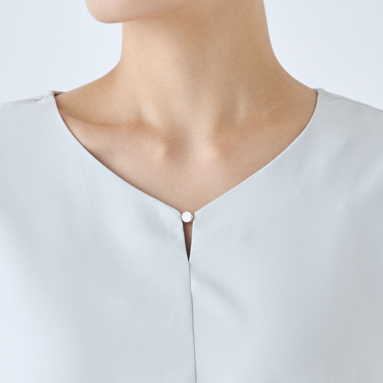 シルバーライン 【SL/長袖】Vネックポイントビジューホック付きプルオーバーブラウス/ペールグリーン/2WAYストレッチ/UV加工/ウォッシャブル 緑淡色