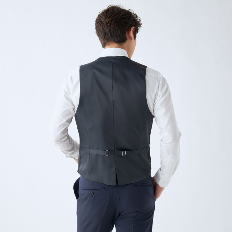 ブラックライン 【SLIM TAPERED_2】【年間】2釦シングルスリーピーススーツ 0タック/ネイビー×シャドーストライプ/ウエストシャーリング/4S SUSTAINABILITY&ECOLOGY FABRIC/リバーシブルベスト仕様（グレー）/※パンツ裾上げ済仕様 紺中間