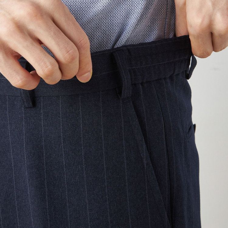 ブラックライン 【SLIM TAPERED_2】【秋冬】2釦シングルスリーピーススーツ 0タック/ネイビー×ストライプ/ウエストシャーリング/4S SUSTAINABILITY&ECOLOGY FABRIC/※パンツ裾上げ済仕様 紺濃色