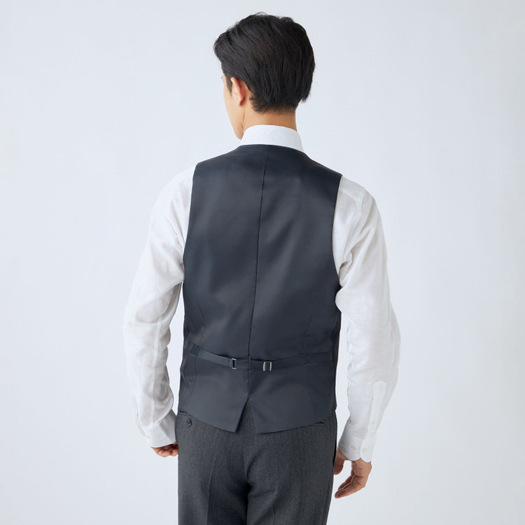 ブラックライン 【SLIM TAPERED_2】【秋冬】2釦シングルスリーピーススーツ 0タック/グレー×シャドーストライプ/ウエストシャーリング/4S SUSTAINABILITY&ECOLOGY FABRIC/※パンツ裾上げ済仕様 グレー中間