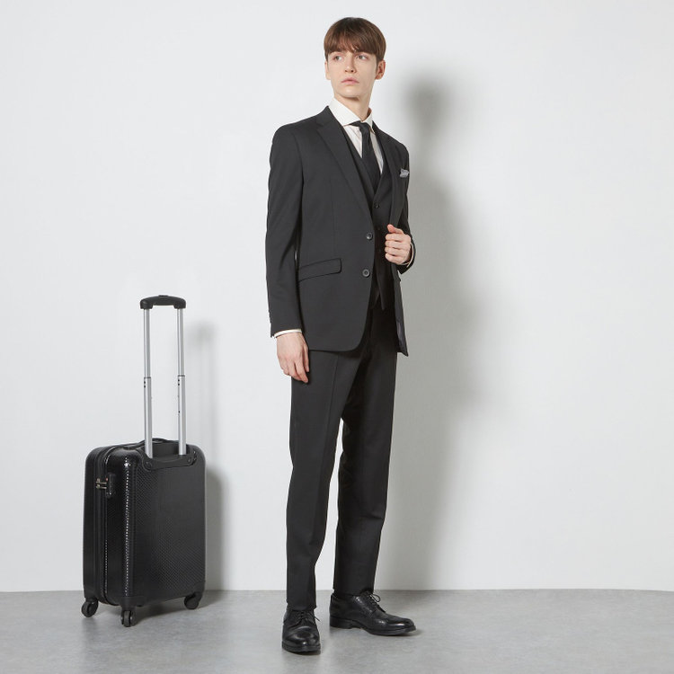 ブラックライン 【SLIM TAPERED_2】【年間】2釦シングルスリーピーススーツ 0タック/ブラック/ウエストシャーリング/4S SUSTAINABILITY&ECOLOGY FABRIC/※パンツ裾上げ済仕様 黒