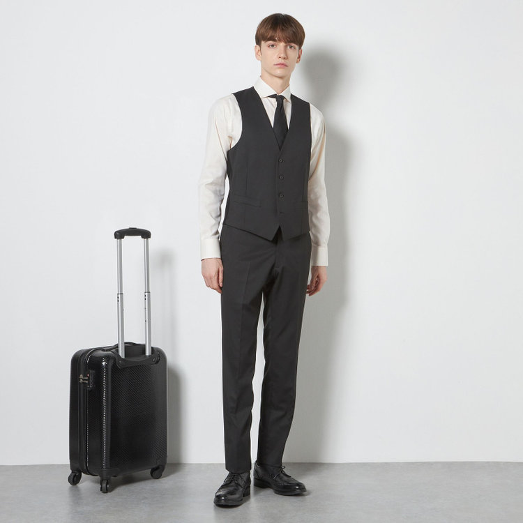 ブラックライン 【SLIM TAPERED_2】【年間】2釦シングルスリーピーススーツ 0タック/ブラック/ウエストシャーリング/4S SUSTAINABILITY&ECOLOGY FABRIC/※パンツ裾上げ済仕様 黒
