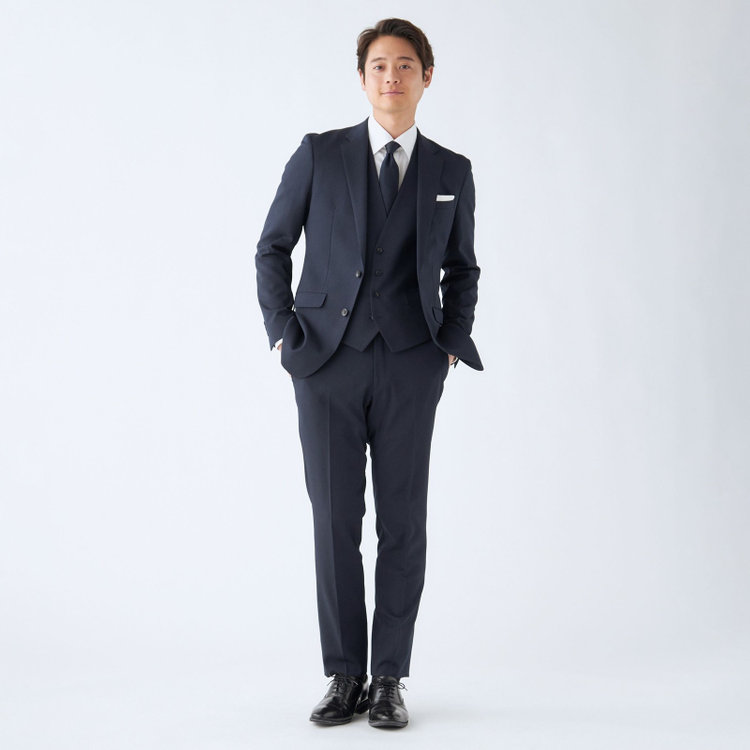 ブラックライン 【SLIM TAPERED_2】【年間】2釦シングルスリーピーススーツ 0タック/ネイビー/ウエストシャーリング/4S SUSTAINABILITY&ECOLOGY FABRIC/リバーシブルベスト仕様（グレー）/※パンツ裾上げ済仕様 紺濃色