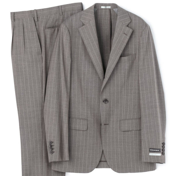 シルバーライン 【CLASSICO TAPERED】【春夏】3釦段返りシングルスーツ 2タック/グレージュ×ストライプ/ウエストムーブ/NEW ZEALAND WOOL MIX/※裾上げ必要 グレー中間
