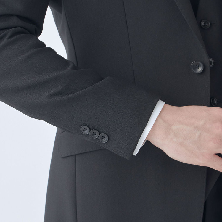 ブラックライン 【SLIM TAPERED_2】【年間】2釦シングルスリーピーススーツ 0タック/ブラック×シャドーストライプ/ウエストシャーリング/4S SUSTAINABILITY&ECOLOGY FABRIC/リバーシブルベスト仕様（グレー）/※パンツ裾上げ済仕様 黒