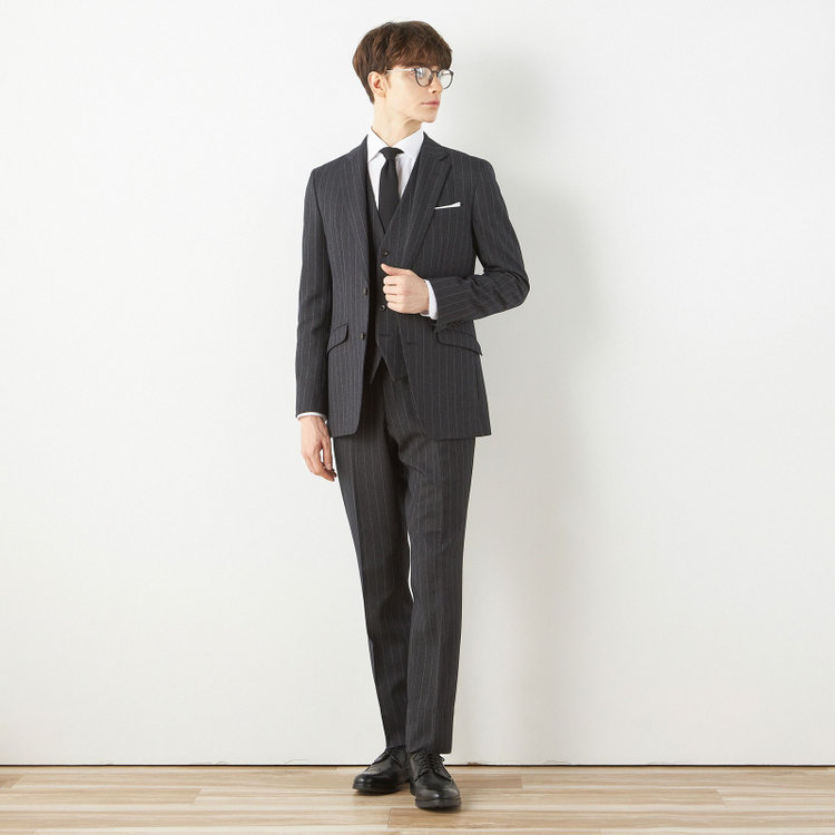 ブラックライン 【SLIM TAPERED_2】【秋冬】2釦シングルスリーピーススーツ 0タック/グレー×ストライプ/ウエストシャーリング/4S SUSTAINABILITY&ECOLOGY FABRIC/※パンツ裾上げ済仕様 グレー濃色