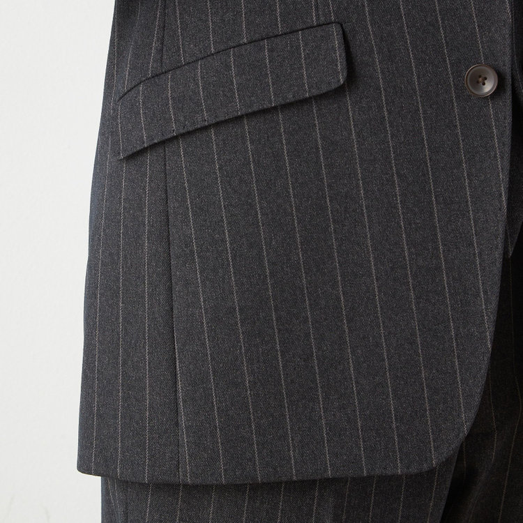 ブラックライン 【SLIM TAPERED_2】【秋冬】2釦シングルスリーピーススーツ 0タック/グレー×ストライプ/ウエストシャーリング/4S SUSTAINABILITY&ECOLOGY FABRIC/※パンツ裾上げ済仕様 グレー濃色