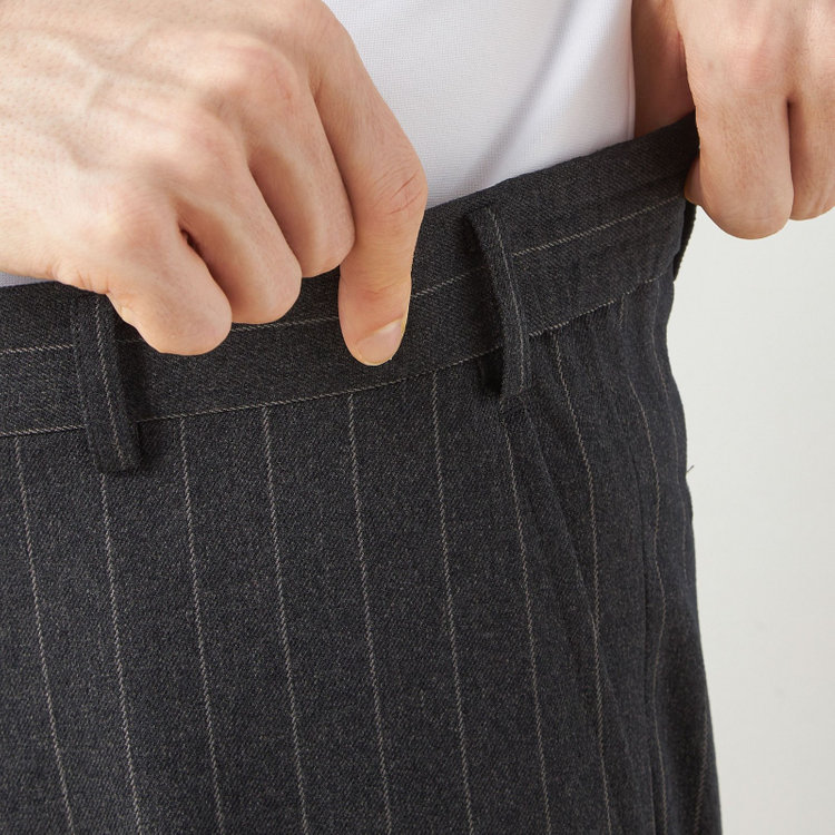 ブラックライン 【SLIM TAPERED_2】【秋冬】2釦シングルスリーピーススーツ 0タック/グレー×ストライプ/ウエストシャーリング/4S SUSTAINABILITY&ECOLOGY FABRIC/※パンツ裾上げ済仕様 グレー濃色