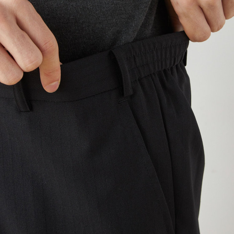 ブラックライン 【SLIM TAPERED_2】【年間】2釦シングルテーパードパンツスーツ 0タック/ブラック×シャドーストライプ/ウエストシャーリング/4S/※パンツ裾上げ済仕様 黒