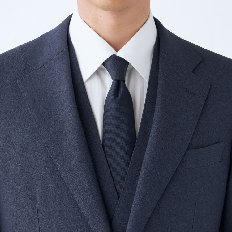 スーツセレクト 【発送在庫あり】【CLASSICO TAPERED】【秋冬】2釦シングルスリーピーススーツ 1タック/ネイビー/ウエストムーブ/4S SUSTAINABILITY&ECOLOGY FABRIC/※パンツ裾上げ済仕様 紺中間