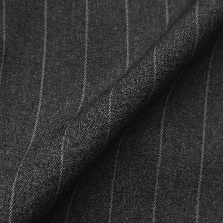 ブラックライン 【SLIM TAPERED_2】【秋冬】2釦シングルスリーピーススーツ 0タック/グレー×ストライプ/ウエストシャーリング/4S SUSTAINABILITY&ECOLOGY FABRIC/※パンツ裾上げ済仕様 グレー濃色