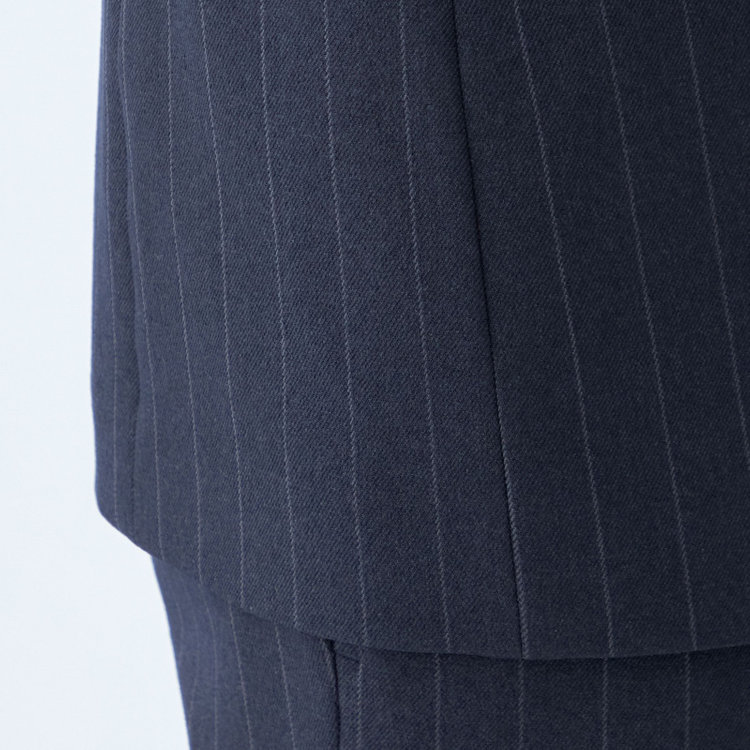 ブラックライン 【発送在庫あり】【SLIM TAPERED_2】【秋冬】2釦シングルスリーピーススーツ 0タック/ネイビー×ストライプ/ウエストシャーリング/4S SUSTAINABILITY&ECOLOGY FABRIC/※パンツ裾上げ済仕様 紺濃色