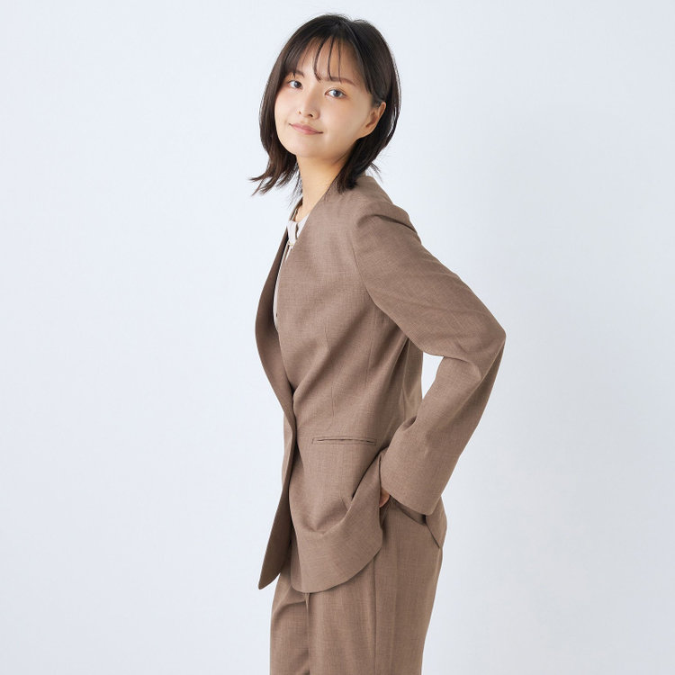 シルバーライン 【RELAX TAPERED】【年間】ノーカラー 2釦1掛けダブル/パンツスーツ/ブラウン/ウエスト内側アジャスター/ウォッシャブル/Naturemier/※パンツ裾上げ済仕様 茶中間