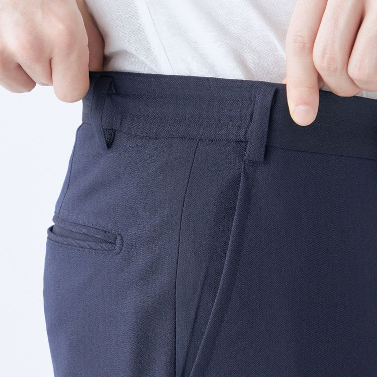 ブラックライン 【SLIM TAPERED_2】【年間】2釦シングルスリーピーススーツ 0タック/ネイビー×シャドーストライプ/ウエストシャーリング/4S SUSTAINABILITY&ECOLOGY FABRIC/リバーシブルベスト仕様（グレー）/※パンツ裾上げ済仕様 紺濃色
