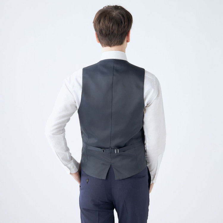 ブラックライン 【SLIM TAPERED_2】【年間】2釦シングルスリーピーススーツ 0タック/ネイビー×シャドーストライプ/ウエストシャーリング/4S SUSTAINABILITY&ECOLOGY FABRIC/リバーシブルベスト仕様（グレー）/※パンツ裾上げ済仕様 紺濃色